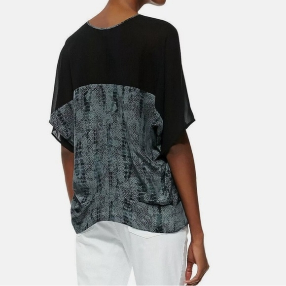 Eileen Fisher - 100% Silk Print Blouse with Black Contrasting Shoulder - Size XS - Picture 2 of 6